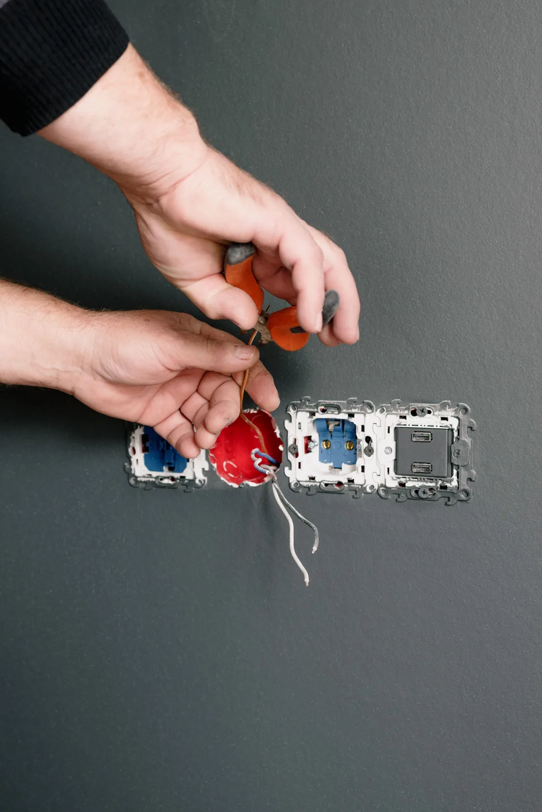 Stripping conductors at an outlet box, for knob and tube in Windsor
